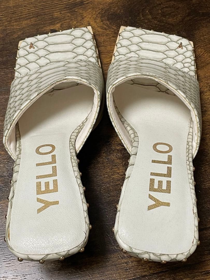 【美品】 YELLO ミュール　パイソン柄　ホワイト