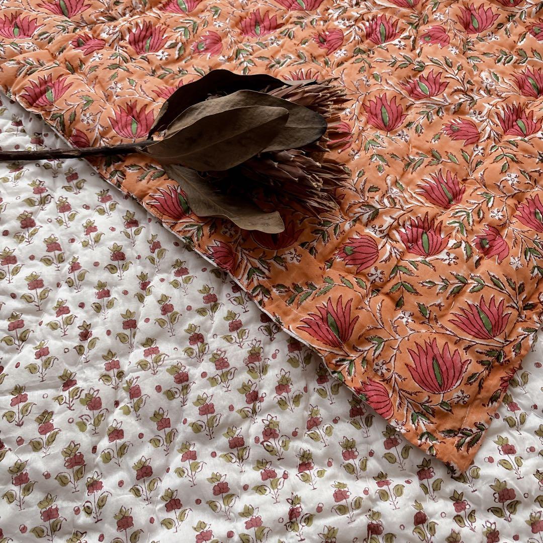 未使用※訳アリ　インド ブロックプリント 中綿入りベビーキルト オレンジ　ラグ