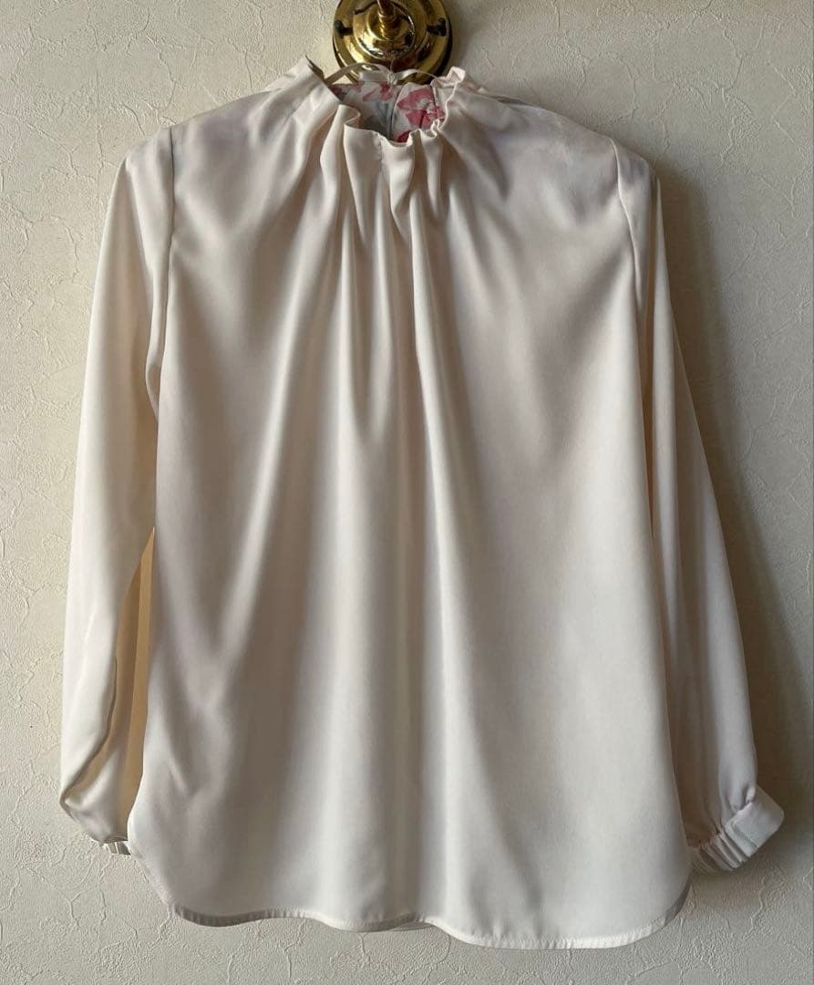 ships ビンテージサテンギャザーネックブラウス