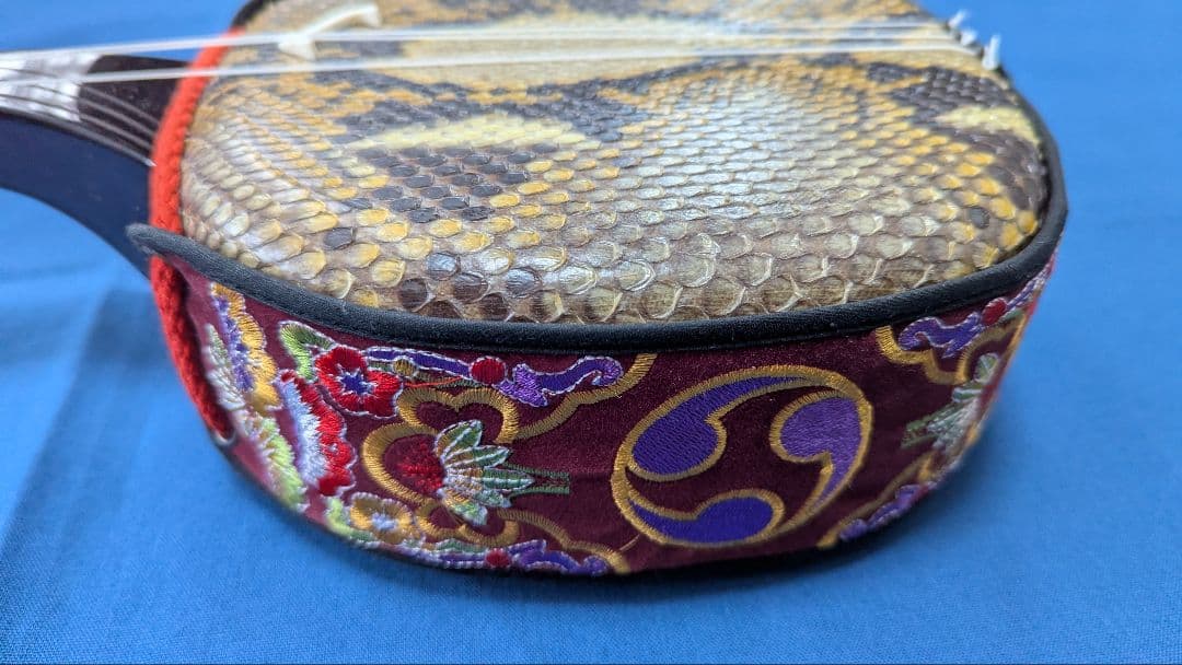 沖縄三線 本蛇皮強化張り 池武当新垣三線店 ハードケース付き 付属品多数