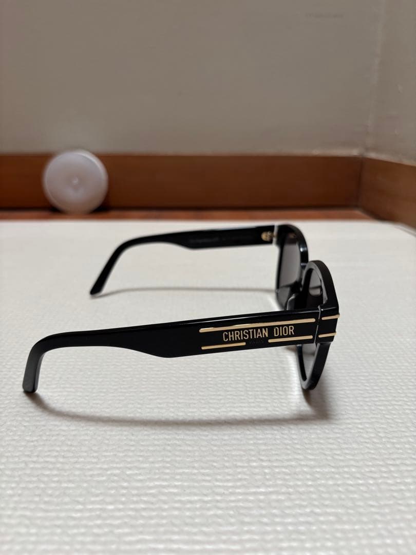 ん　DIOR SIGNATURE サングラス