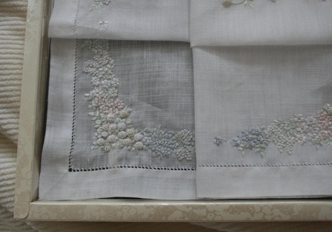 未使用品★ポアンポアン　ベトナム手刺繍　ハンカチ★淡い小花柄