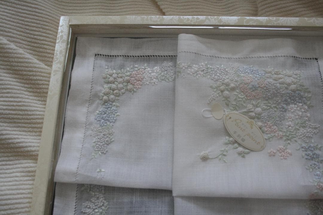 未使用品★ポアンポアン　ベトナム手刺繍　ハンカチ★淡い小花柄