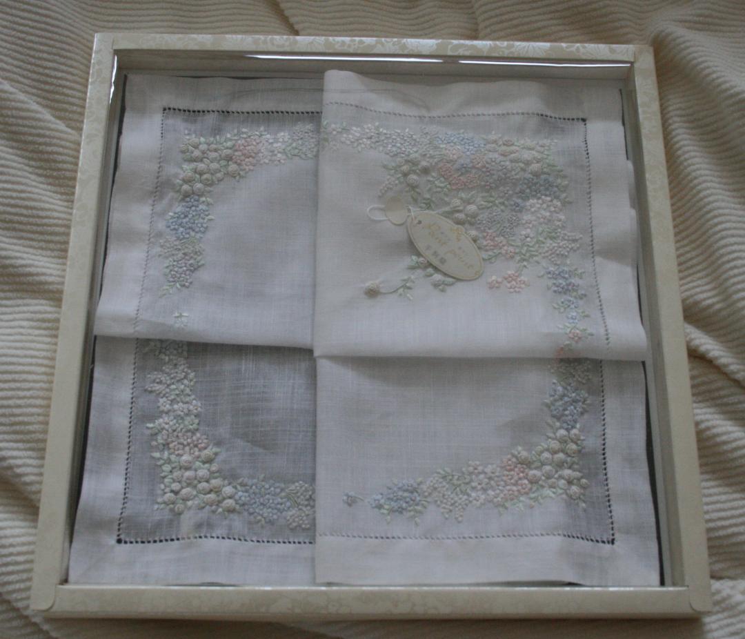 未使用品★ポアンポアン　ベトナム手刺繍　ハンカチ★淡い小花柄