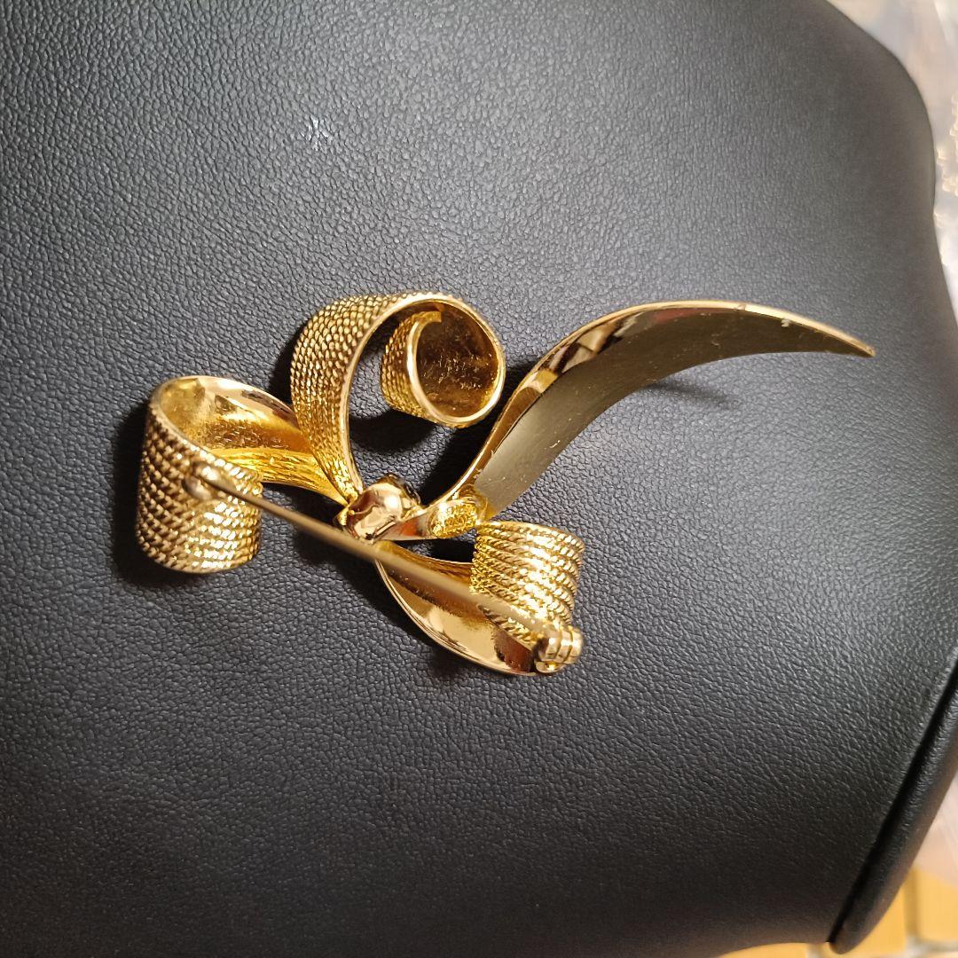 クリスチャンディオール　リボン　ブローチ　ゴールド　付属品なし