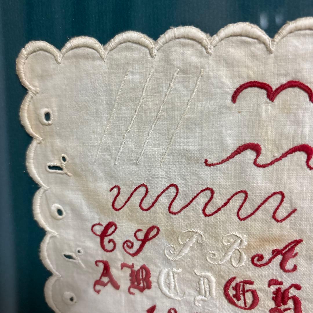 フランス　アンティーク　赤糸&白糸　サンプラー　刺繍　ガラス入り　額入り