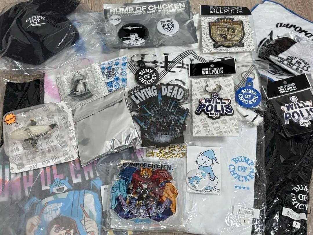 BUMPライブグッズまとめ　Tシャツアクスタキーチェーン他　おまけ銀テ缶バッジ