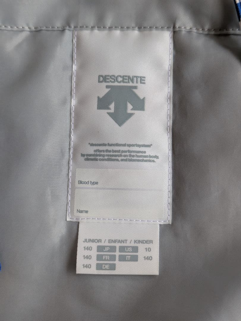 ゲレンデで見つけやすい！【DESCENTE】135→145子ども用スキーウェア
