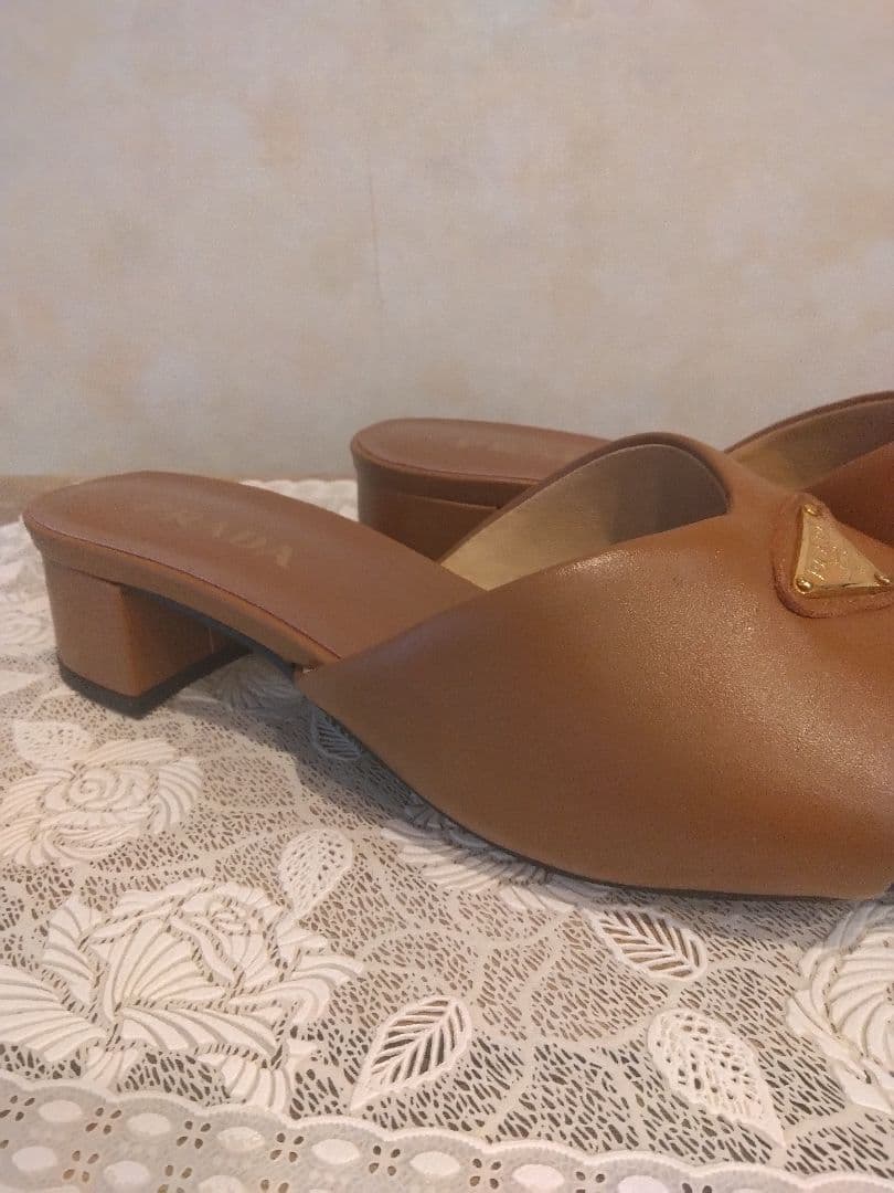 PRADAミュール、キャメル色