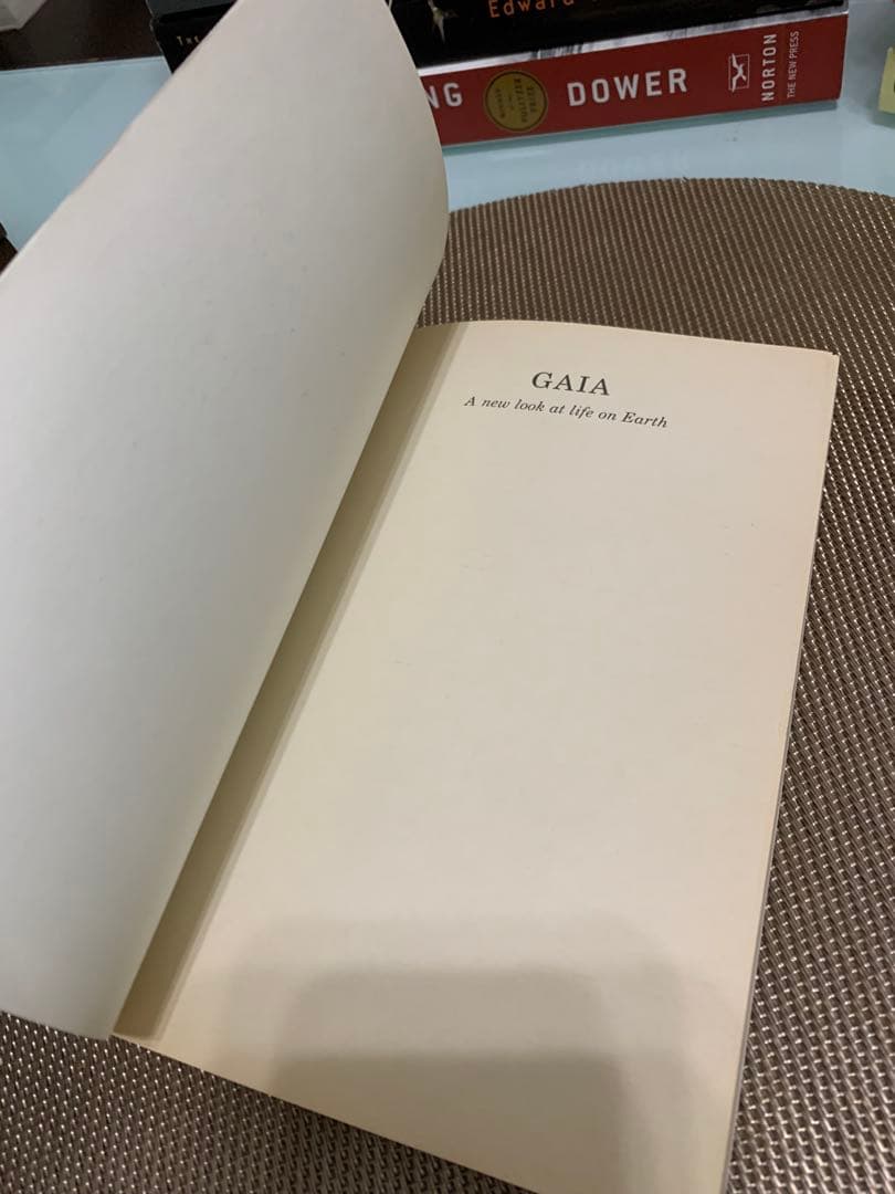 洋書 GAIA: A New Look at Life on Earth