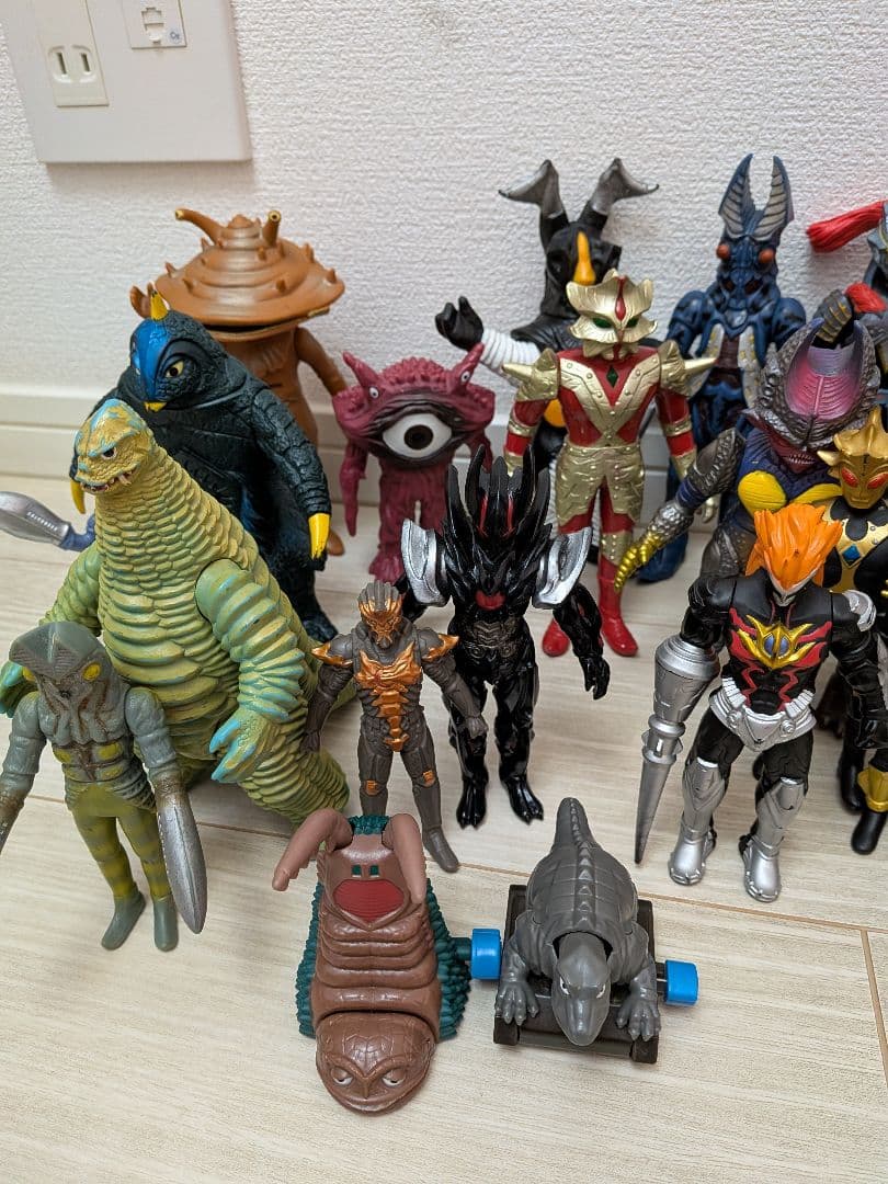 ウルトラマン怪獣ソフビまとめ売り40体＋おまけ付き　ベリアルキャッスル