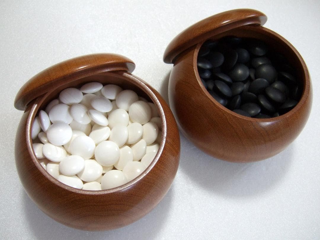 蛤碁石 那智黒石 33号碁石 白179個 黒178個 欠け有 碁筍 / 囲碁