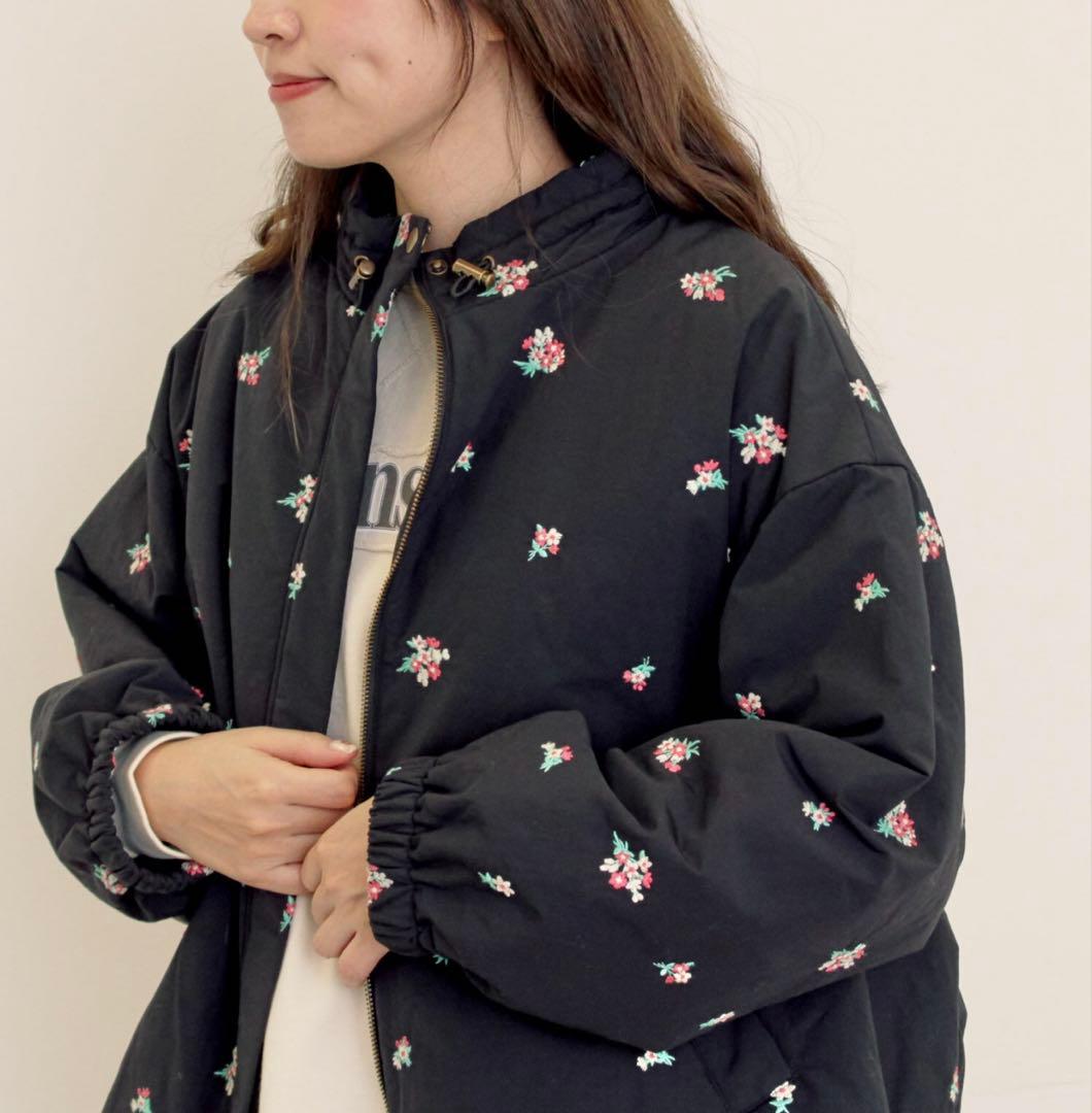 サマンサモスモスジャケット　小花総刺繍中綿ジャケット　花刺繍　ブラック