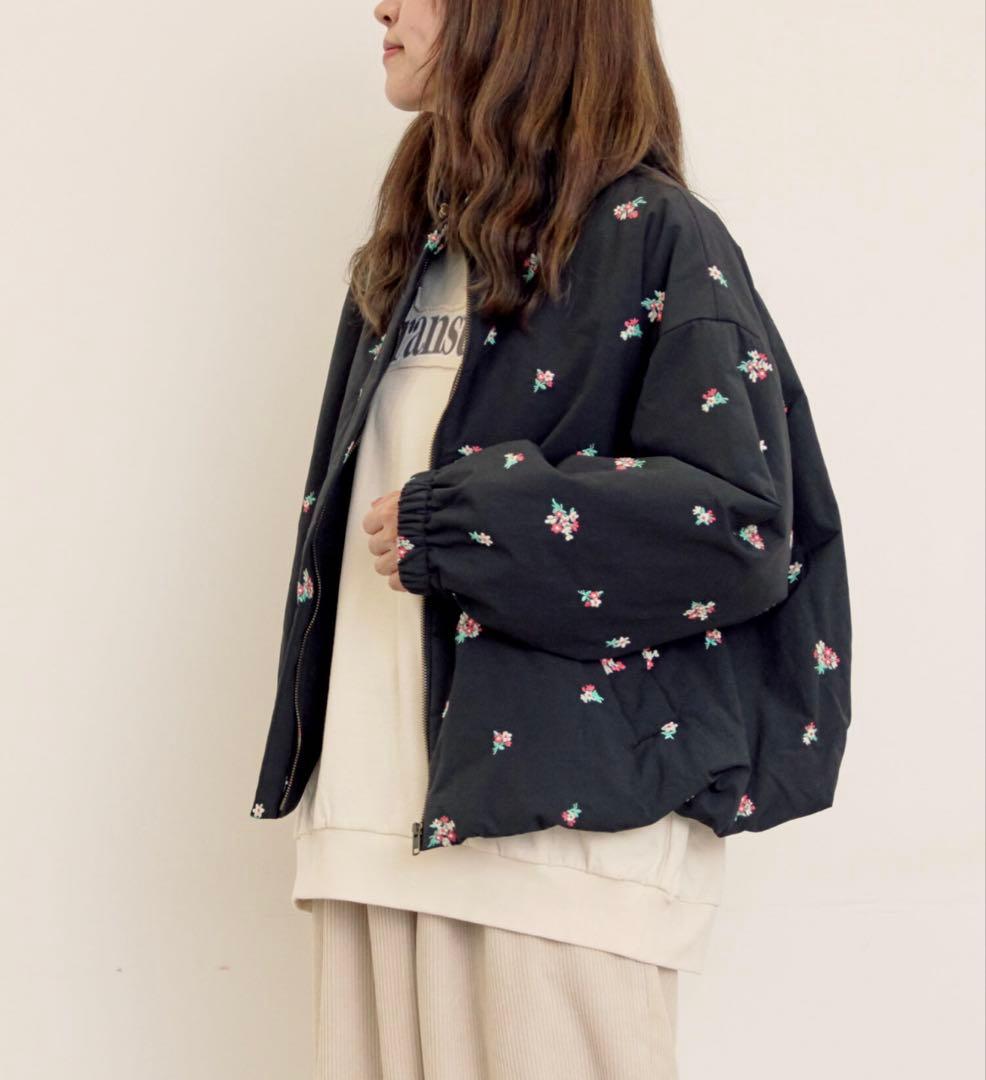 サマンサモスモスジャケット　小花総刺繍中綿ジャケット　花刺繍　ブラック
