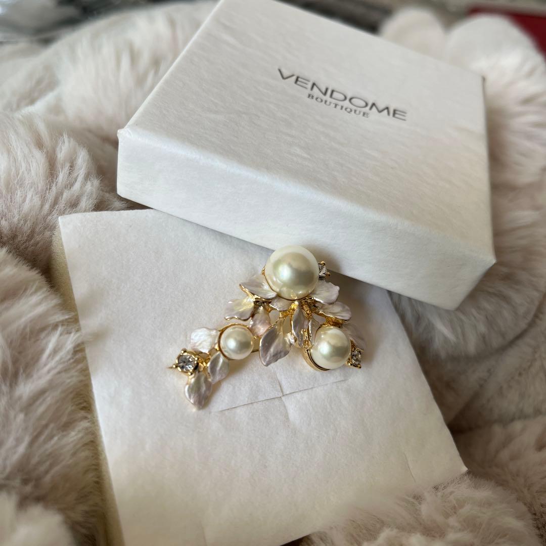 VENDOME パールとクリスタルのブローチ