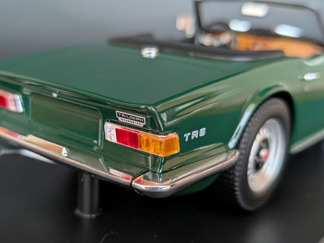 ミニチャンプス 1/18 TRIUMPH TR6 1969 ダークグリーン