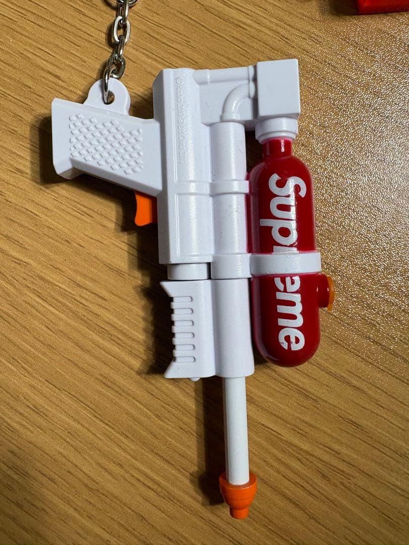 ラブブとシュプリームのカラビナ