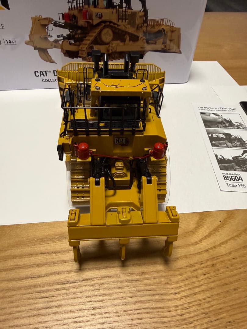 CAT D11 DOZER – TKN DESIGN 1:50スケール　建設機械
