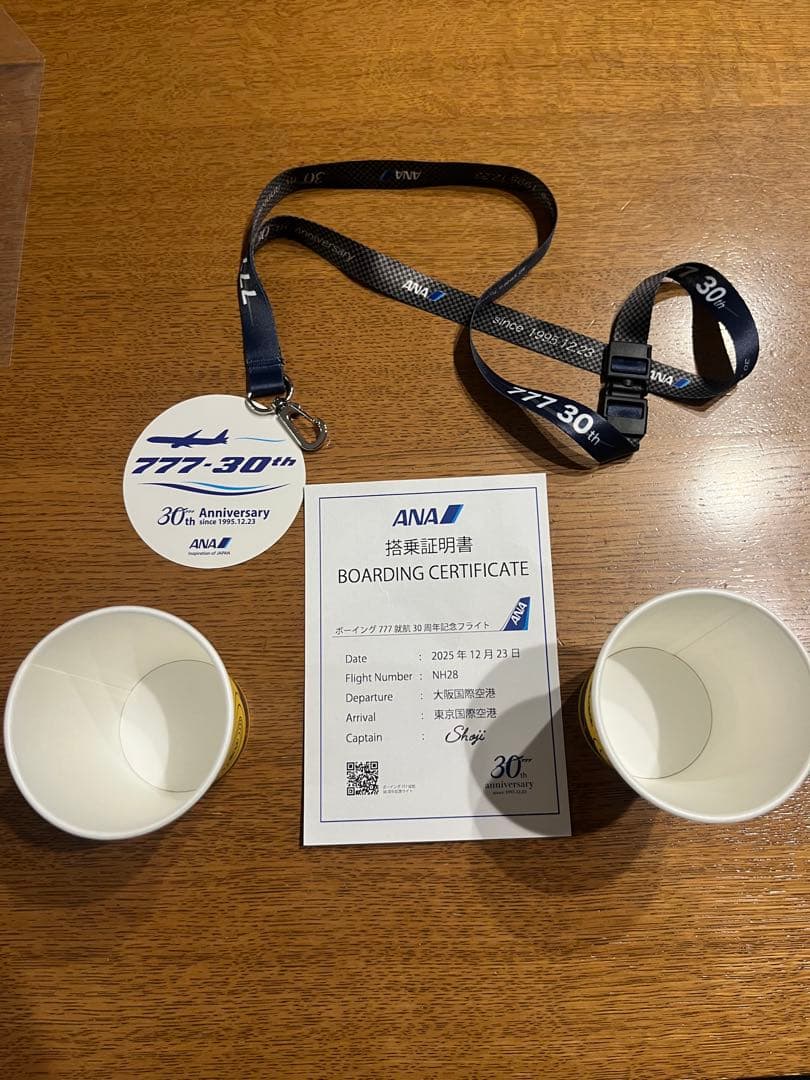 ANA ボーイング777 就航30周年記念ストラップ、ステッカーと搭乗証明書