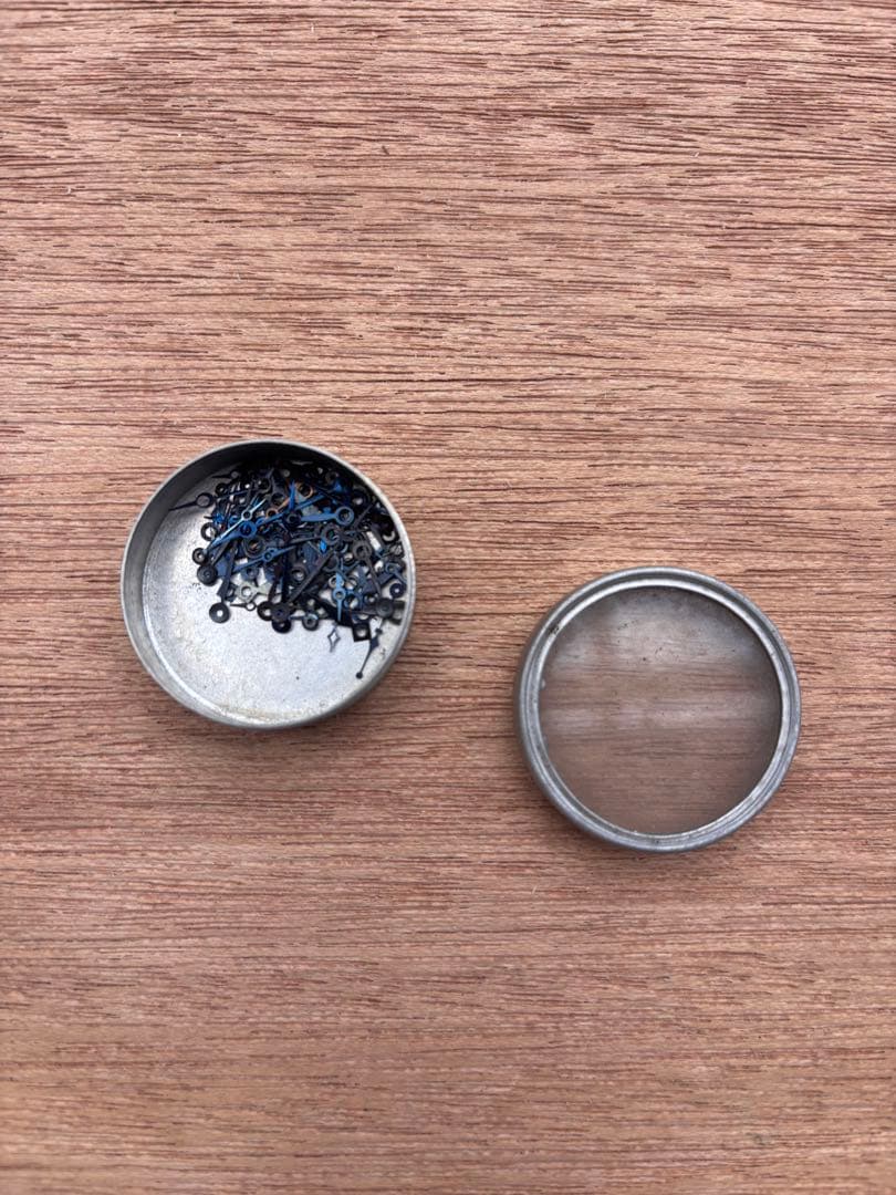 時計風防がたくさん入った小引き出し　5杯　時計部品　針　腕時計　デッドストック