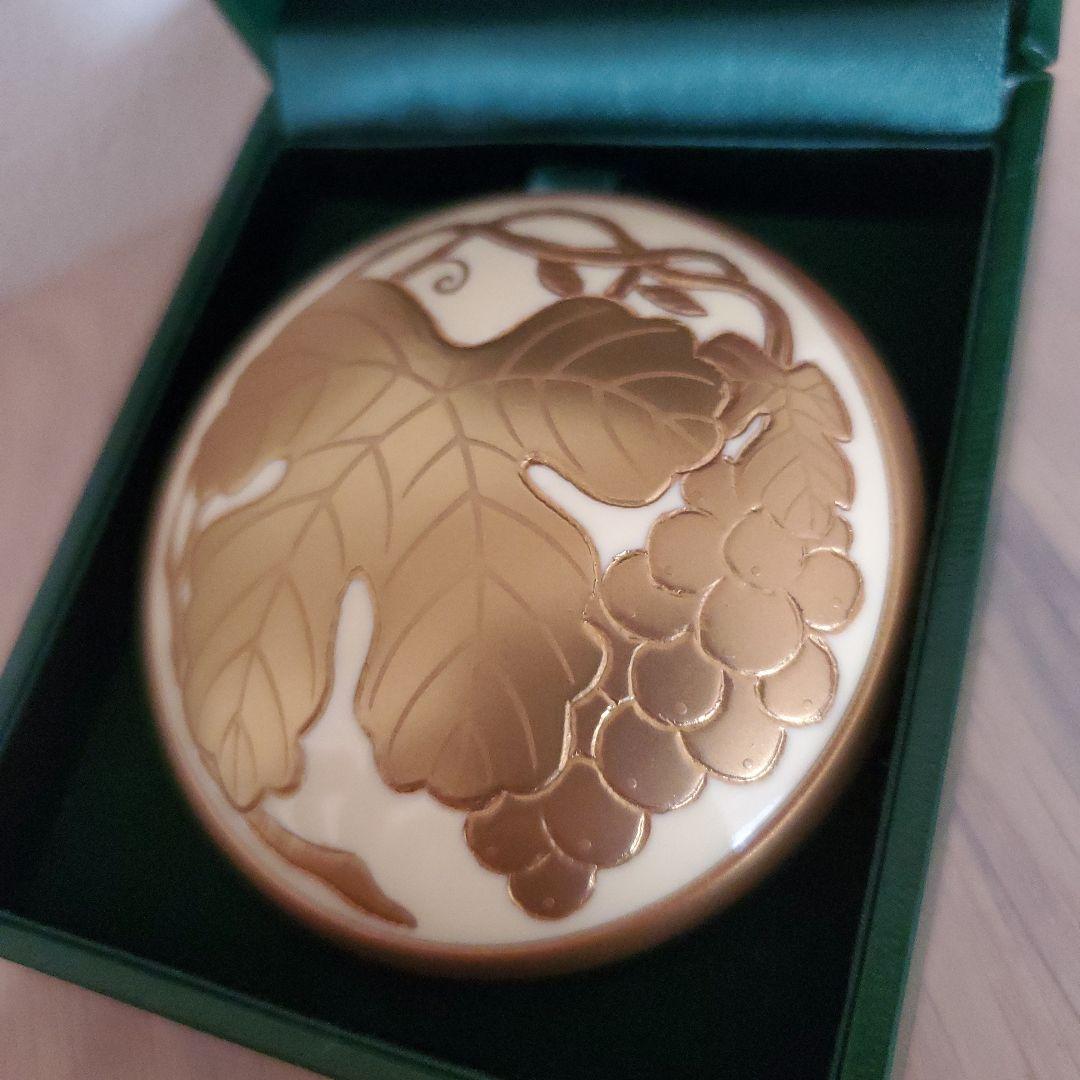 アキオモリ　森暁雄　葡萄柄ブローチ