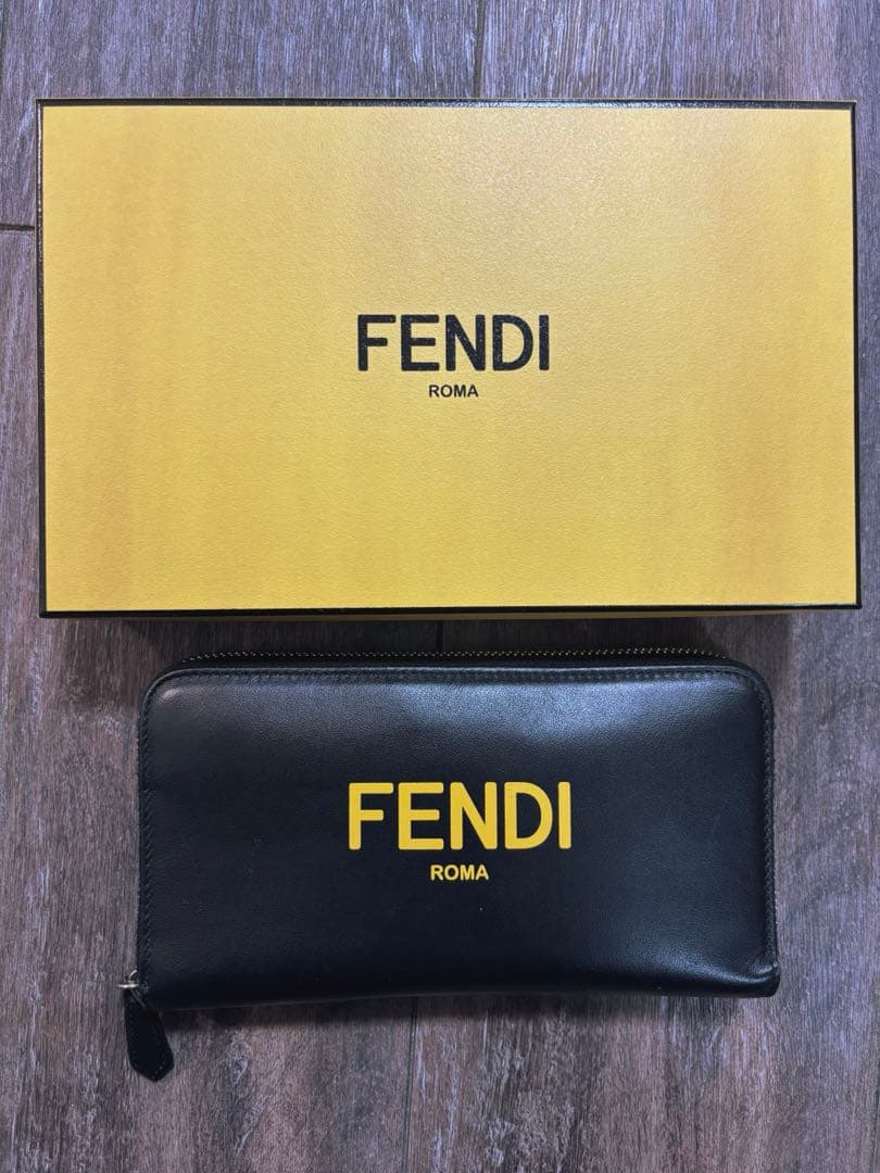 ＊FENDI ロゴ入り黒長財布