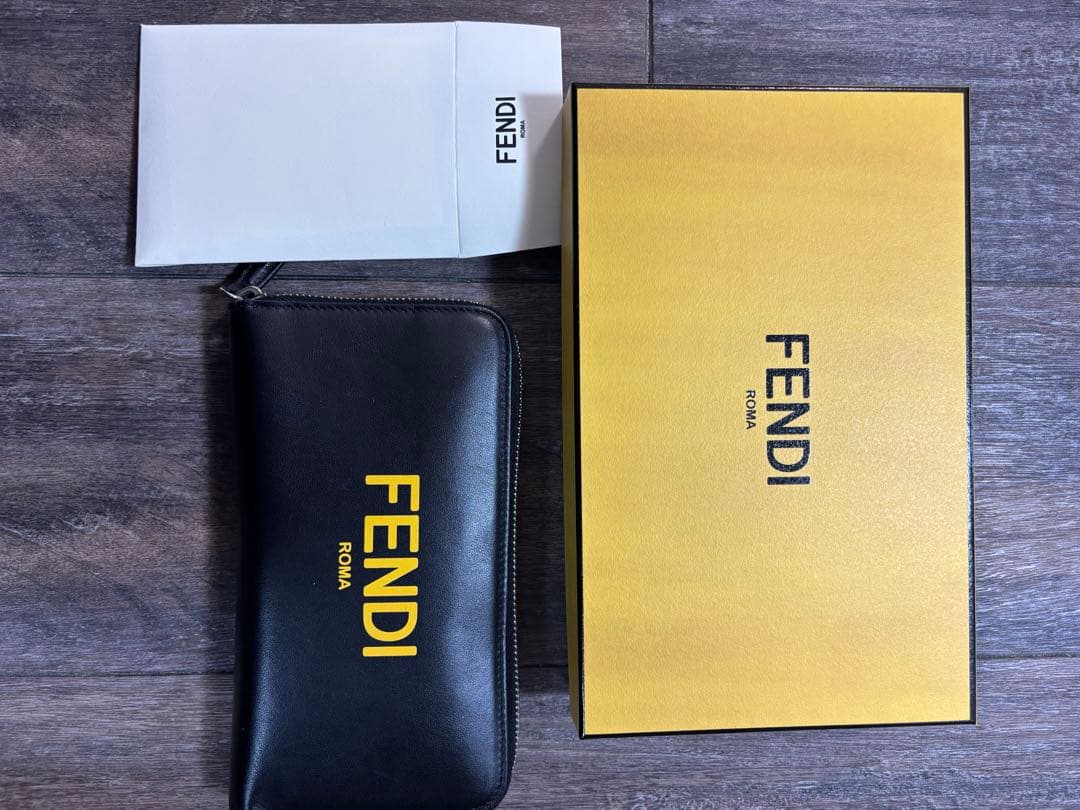 ＊FENDI ロゴ入り黒長財布