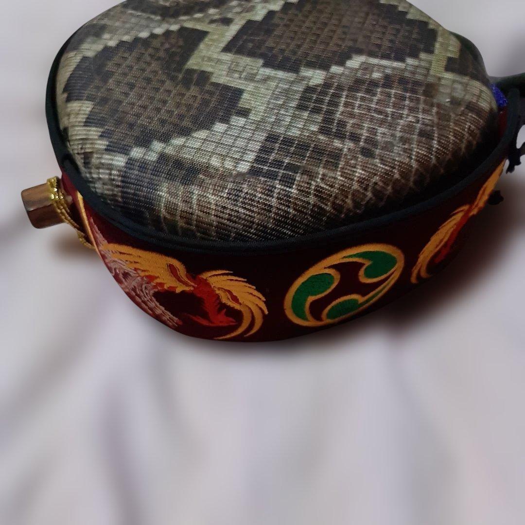 特上沖縄三線◆蛇柄デザイン人工皮革製◆手掛け金色刺繍左三つ巴◆ハードケース付き