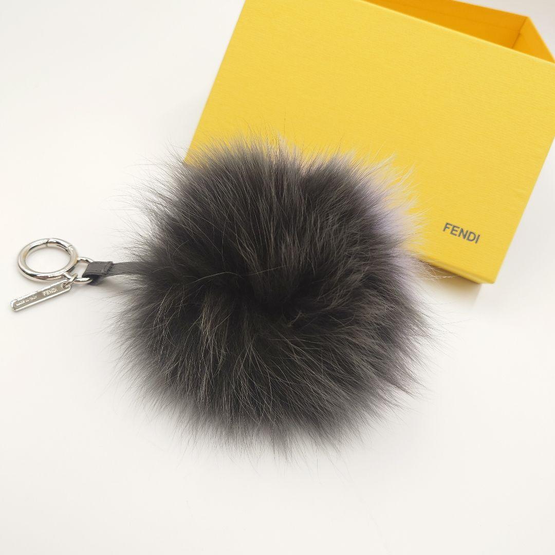 【超美品】FENDI ポンポンチャーム ブラック パープル 箱付き フェンディー