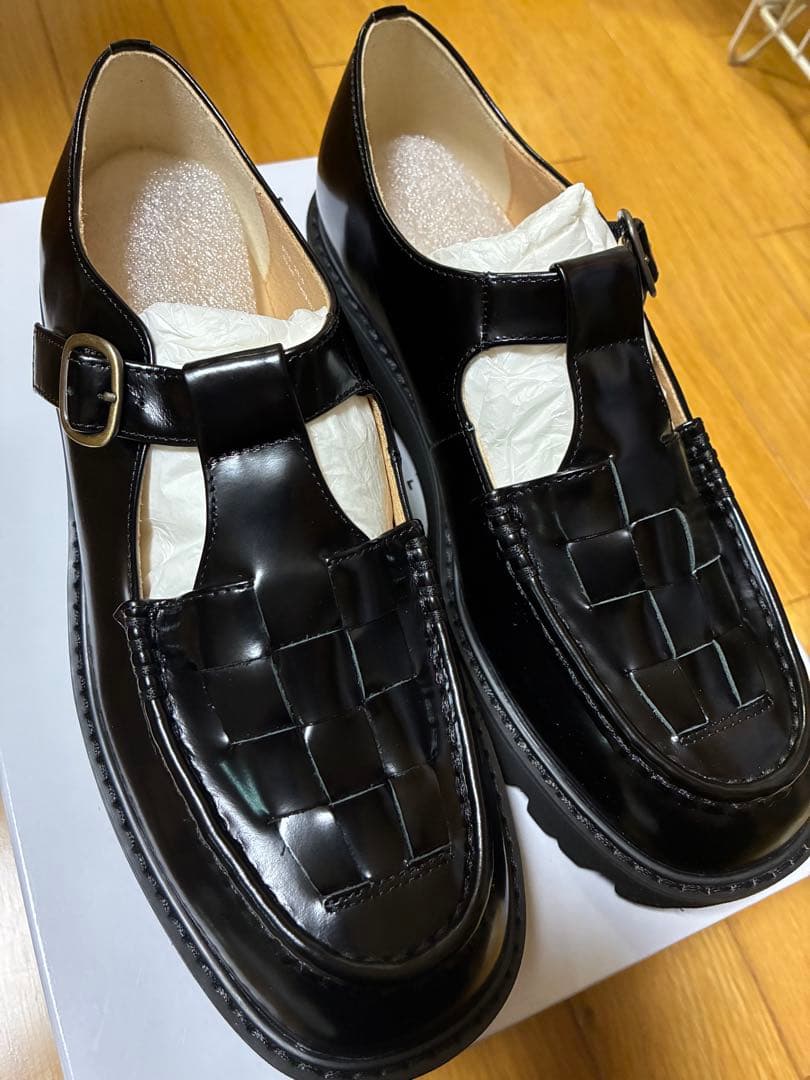 「つま先踊る、大人の相棒」こだわりソールのTストラップシューズ 23.0