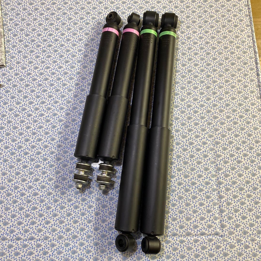 リクエスト依頼品です。 ハイエース DX 4WD 純正 ショックアブソーバー