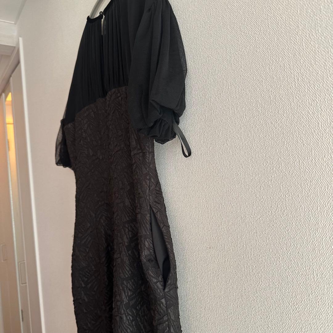 ラグナムーン レーススリーブ付き黒ドレス