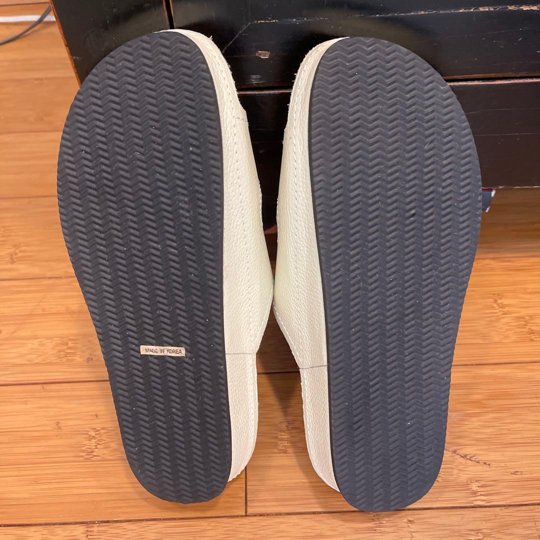 BENESU ホワイト クロスストラップ サンダル