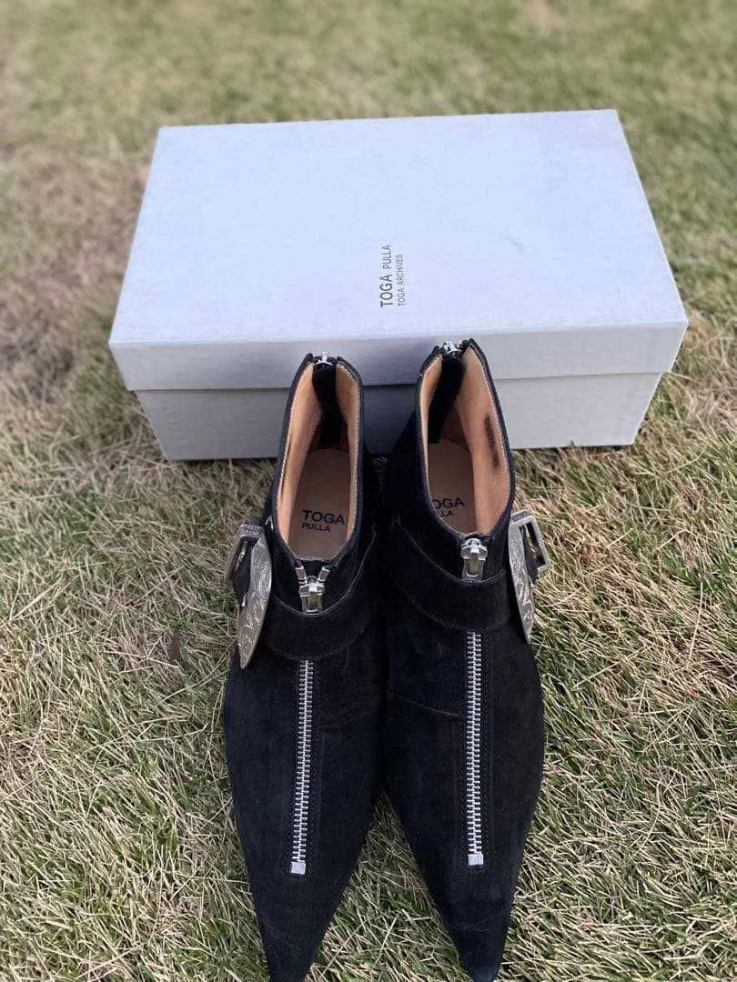 TOGA PULLA ブラックスエードブーツ