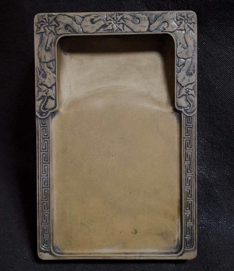 【ゆう】　　◆澄泥・吉祥雷廻文門字硯（鱔魚黄九吋／布化粧箱）