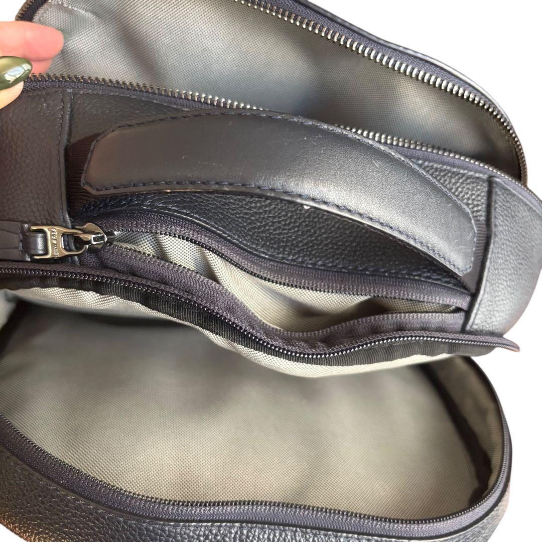 COLE HAAN コールハーン　本革　リュック 黒 大容量 通勤　バックパック