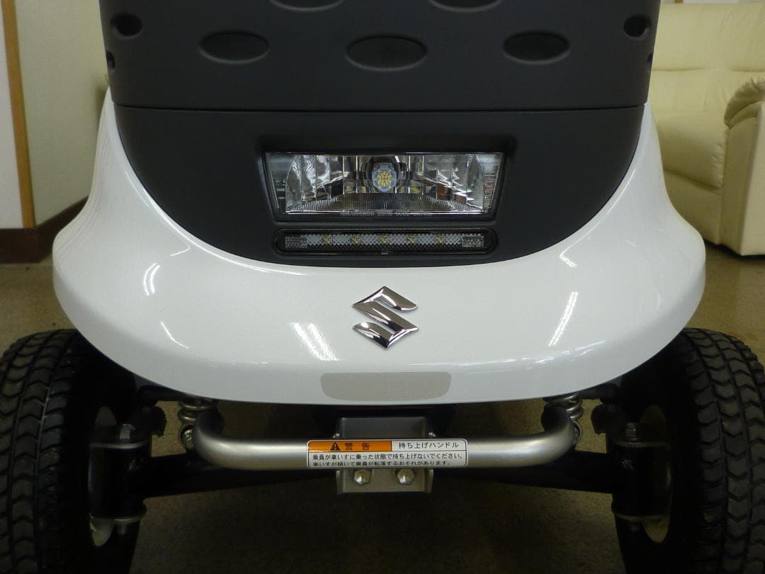 ほぼ全国送込2023年製セニアカーET4DA白色 バッテリー新品 電動四輪車いす