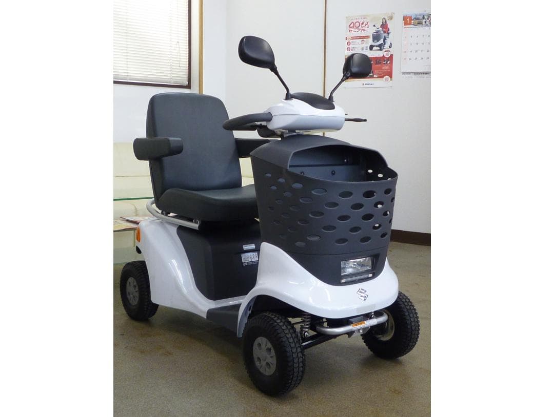 ほぼ全国送込2023年製セニアカーET4DA白色 バッテリー新品 電動四輪車いす