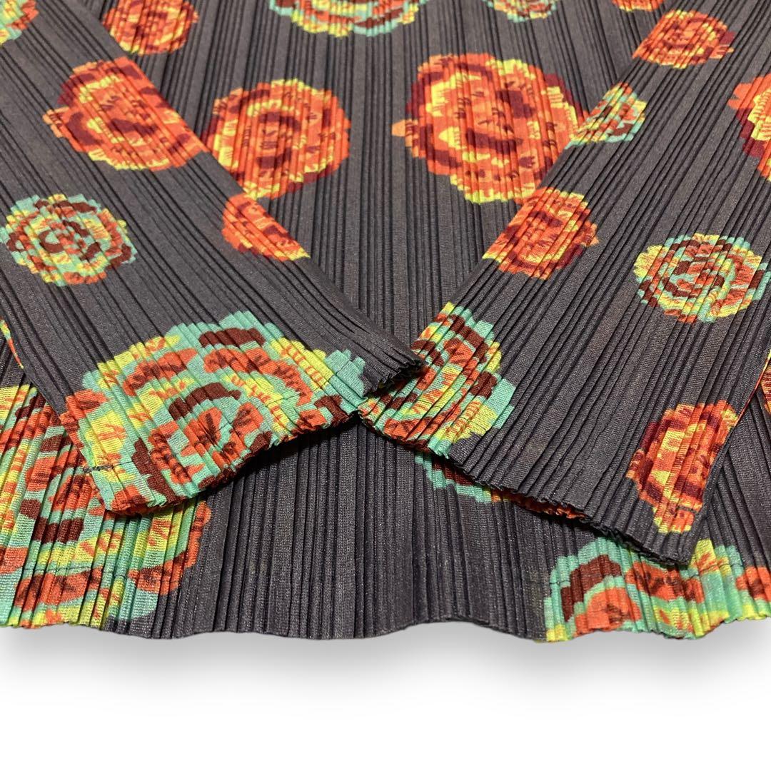 【薔薇を散りばめたデザイン】プリーツプリーズ カットソー 長袖 ボタニカル柄