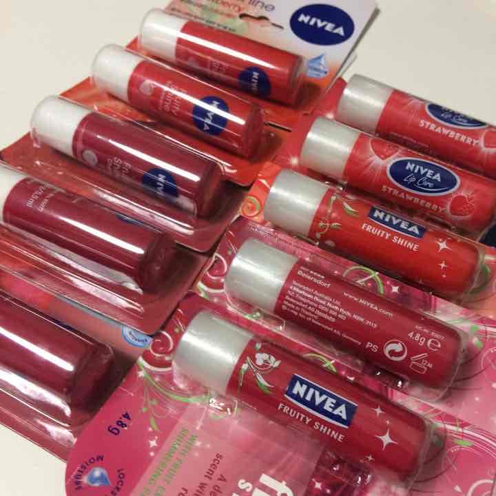 ニベア いちごの匂い リップ