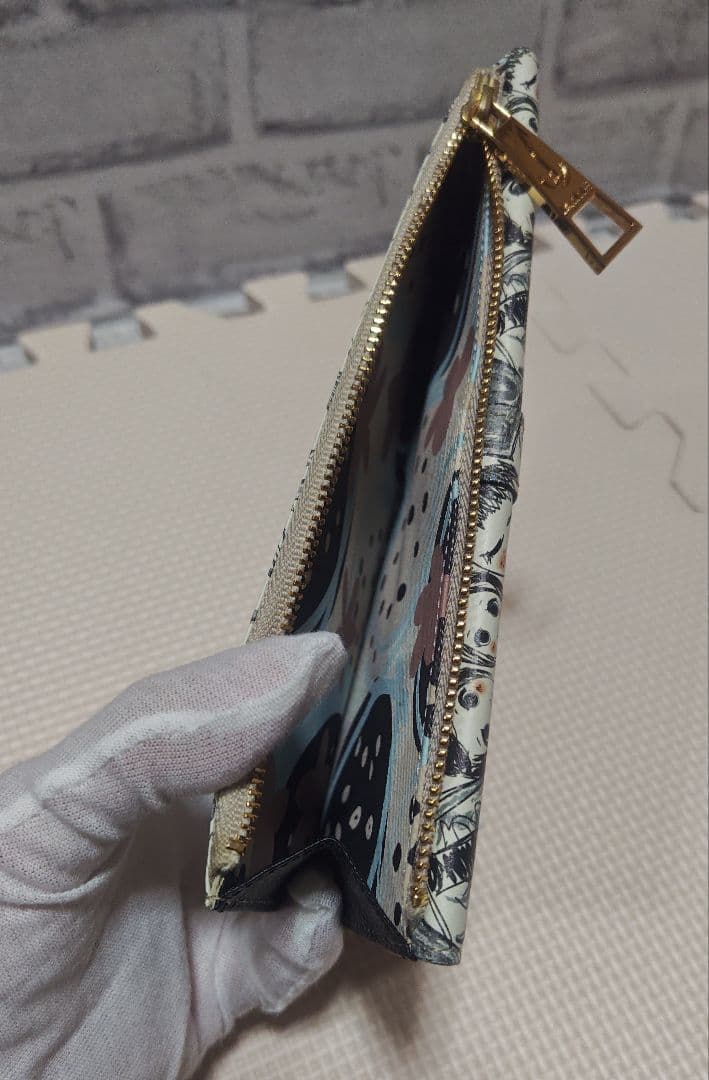 美品・IANNE（イアンヌ）フラグメントケースのような長財布 フェイス柄