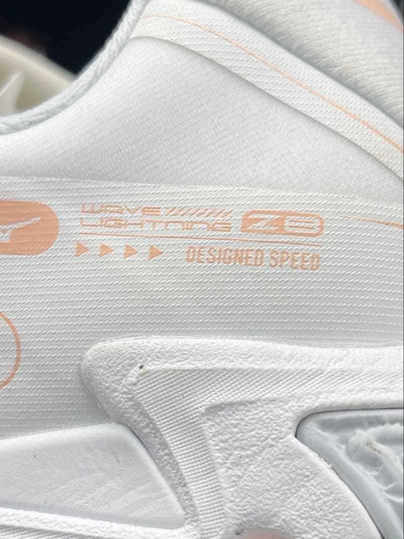Mizuno Wave Lightning Z8 ホワイト