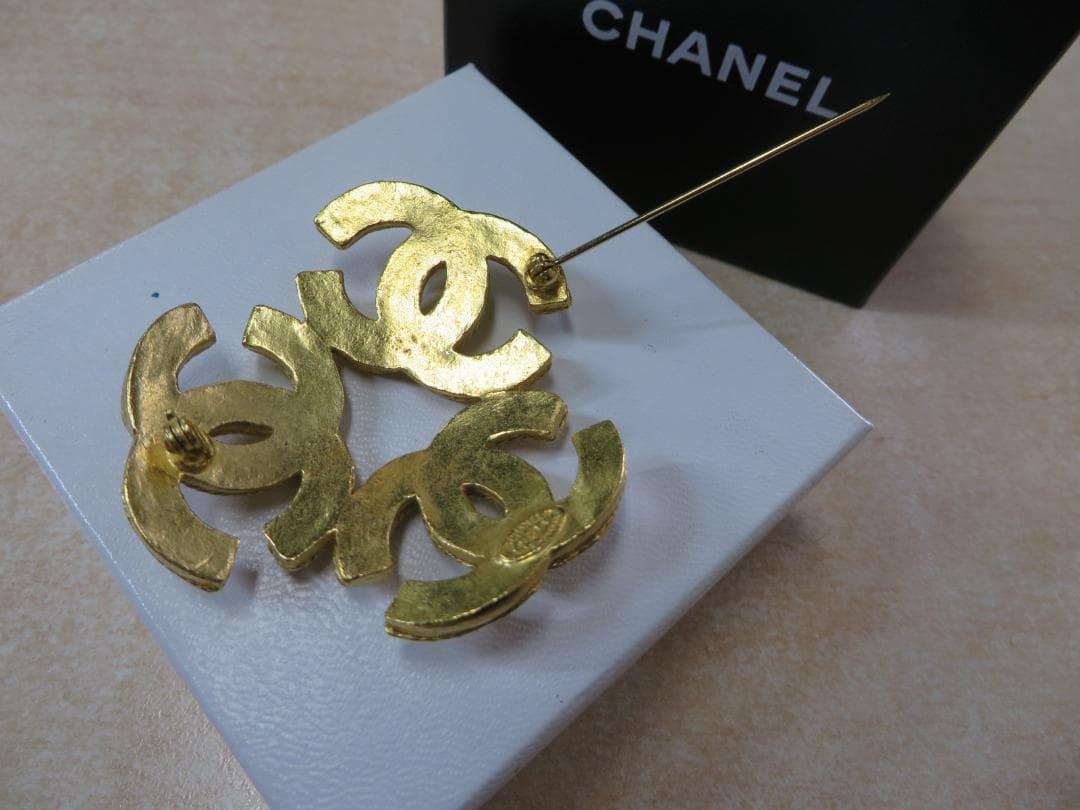 CHANELシャネル トリプルココマーク ブローチ レディース未使用