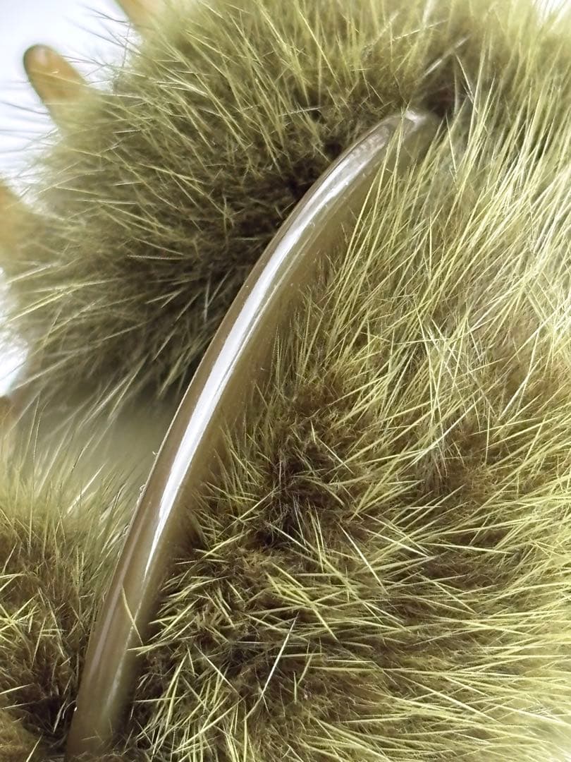 アレクサンドルドゥパリ　オリーブグリーン ミンクファー付きヘアクリップ