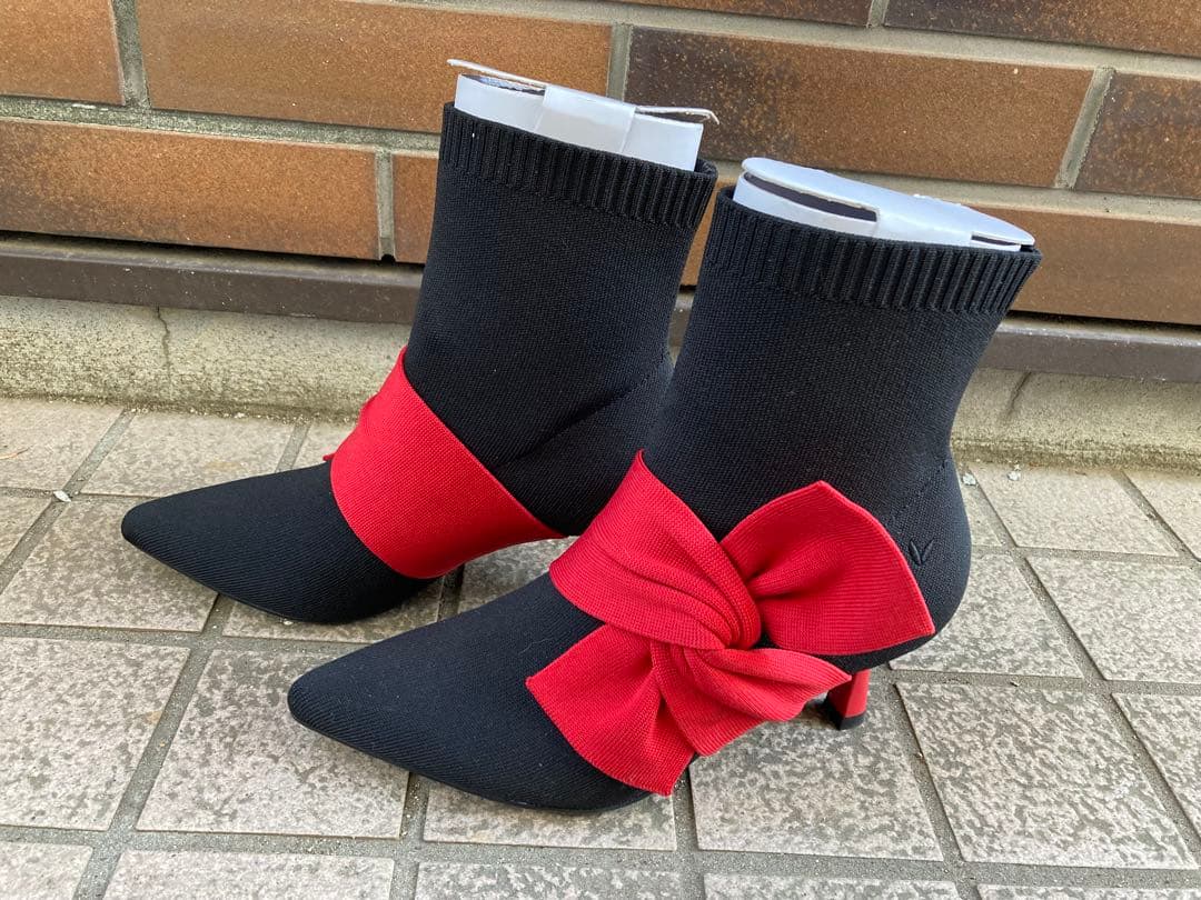 【ほぼ新品】ブーティ／ポインテッドトゥ／赤リボン付き／ニット素材／VIVAIA