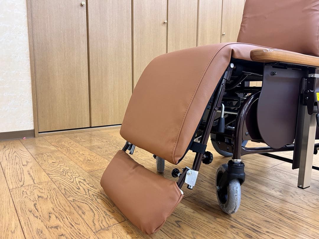リクライニング機能付き介助用車椅子 ブラウン