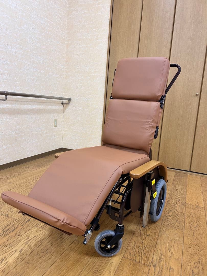 リクライニング機能付き介助用車椅子 ブラウン