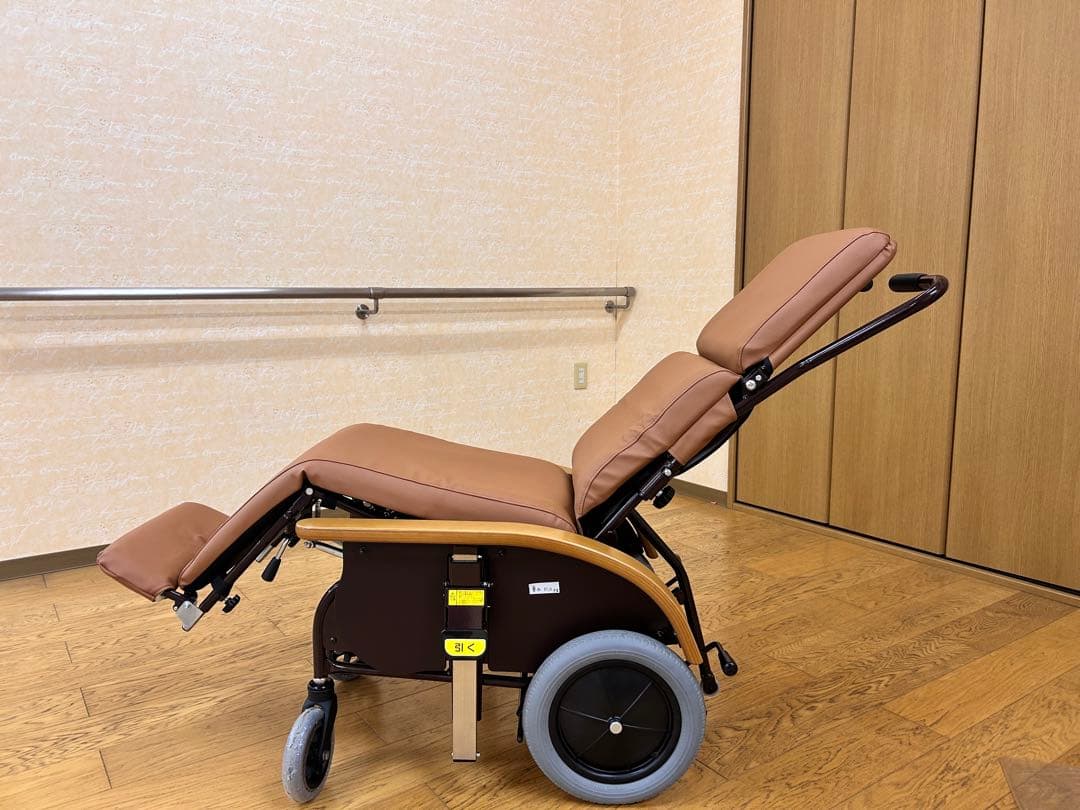 リクライニング機能付き介助用車椅子 ブラウン