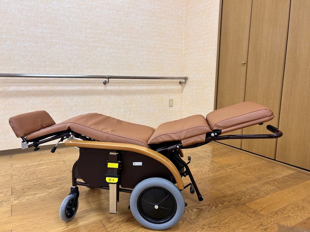リクライニング機能付き介助用車椅子 ブラウン