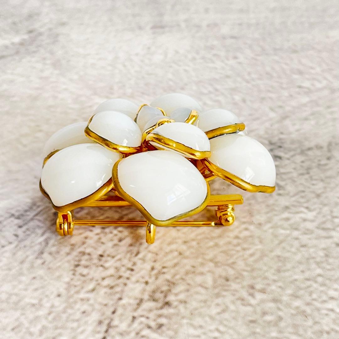 美品 AUGUSTINE ガラス カメリア ブローチ ペンダントヘッド ホワイト